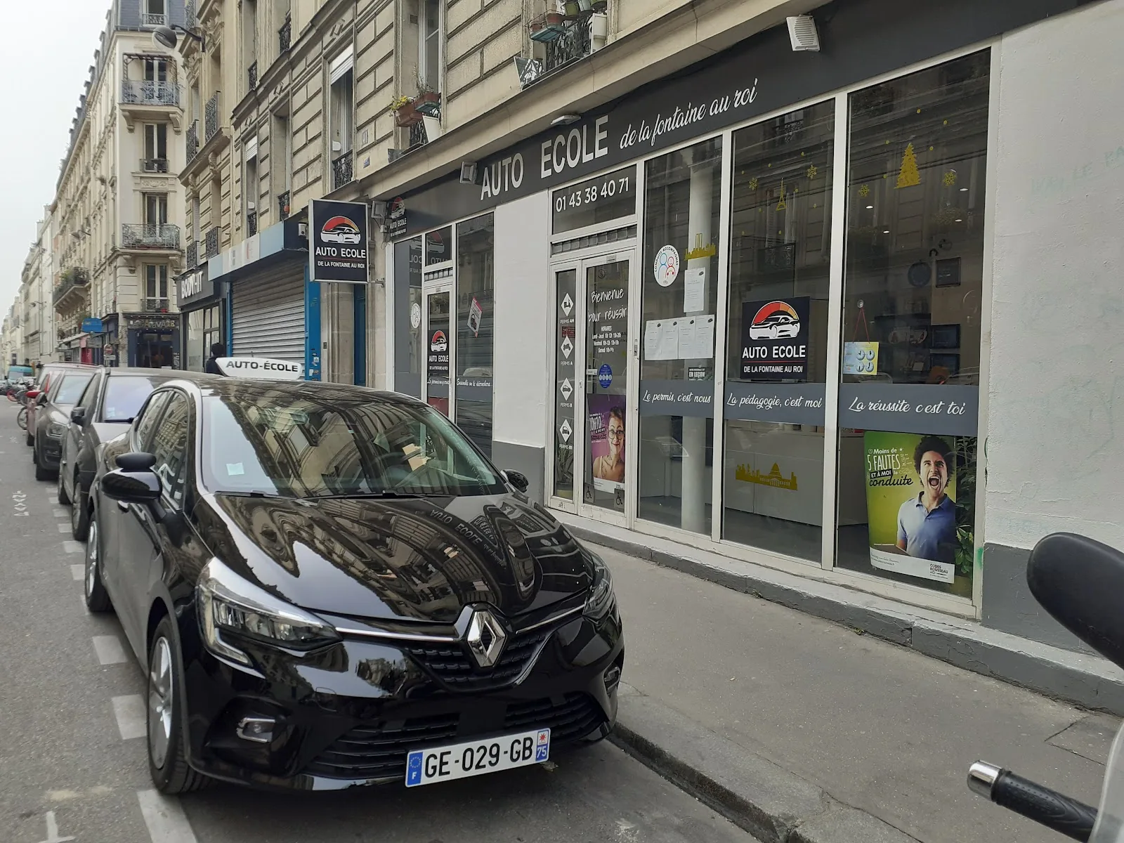 Devanture de l'auto-école de la Fontaine au Roi et sa voiture école, rue de la Fontaine au Roi à Paris 11e