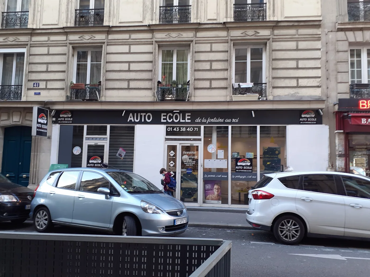 La devanture de l'auto-école de la Fontaine au Roi dans le 11e arrondissement